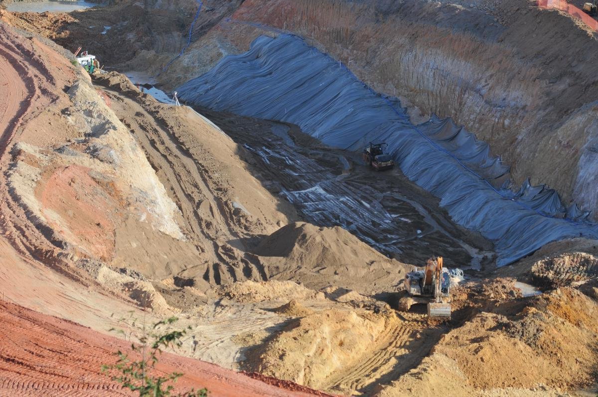 08/07/2020 - Novas fotos da obra de construo da Arena MRV, do Atltico, no bairro Califrnia, em Belo Horizonte. Tratores trabalham a todo vapor no local em etapa de terraplanagem. (Alexandre Guzanshe/EM/D. A Press)