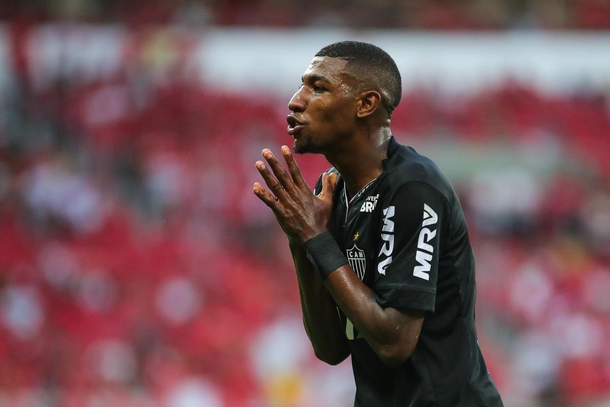 Galo derrotou Internacional no Beira-Rio com gols de Cazares e Terans; D'Alessandro descontou de pnalti