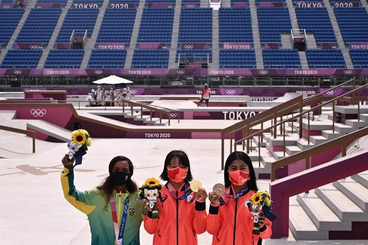 Brasileira Rayssa Leal, de 13 anos, conquista medalha de prata no skate street nos Jogos Olmpicos de Tquio. Japonesas Momiji Nishiya (ouro)  Funa Nakayama (bronze) completaram o pdio 