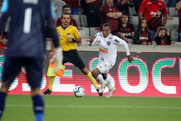 Galo perdeu muitas chances e acabou derrotado pelo xar paranaense