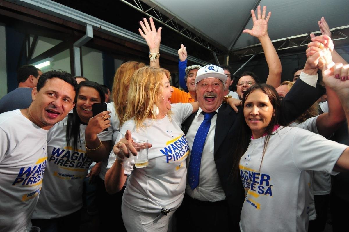 OUTUBRO: Cinco dias depois da conquista da Copa do Brasil e muita turbulncia poltica fora das quatro linhas, Wagner Pires de S foi eleito presidente do Cruzeiro para o prximo trinio em pleito acirradssimo. Com 235 votos, o economista venceu o advogado Srgio Santos Rodrigues, derrotado com 200 votos. 