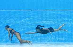 Nadadora Anita lvarez  resgatada pela treinadora Andrea Fuentes aps desmaiar na piscina durante a prova final do solo livre de nado artstico no Mundial de Esportes Aquticos de Budapeste, na Hungria