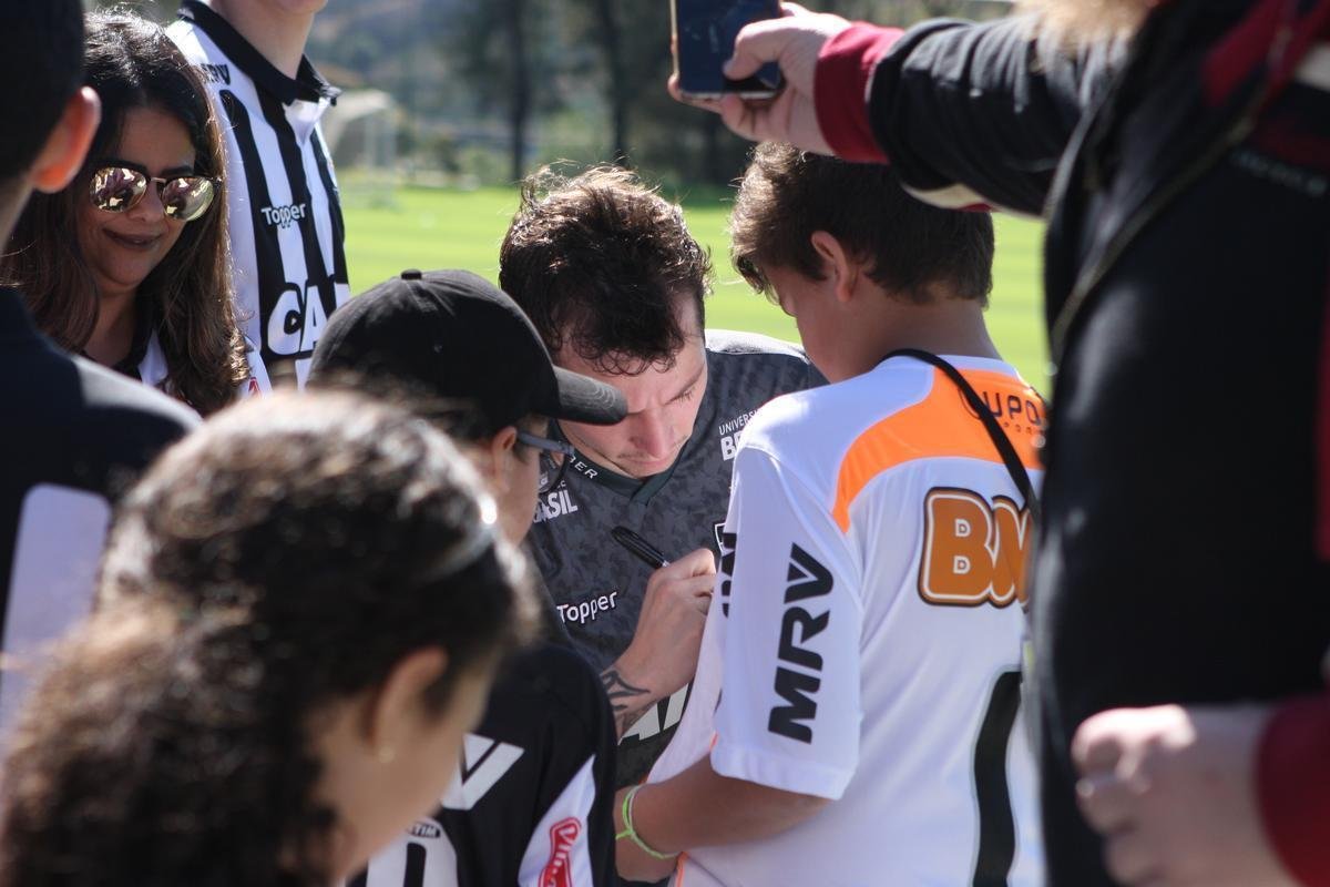 Na Cidade do Galo para tratamento de leso, Bernard, ex-jogador do Atltico e atualmente sem clube, foi a campo e atendeu torcedores 