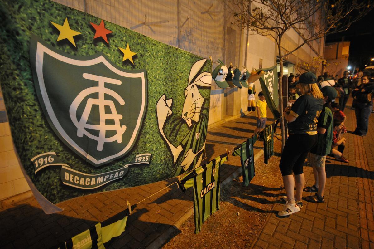 Torcedores do Amrica na partida contra o Internacional, no Independncia, pela 15 rodada do Brasileiro