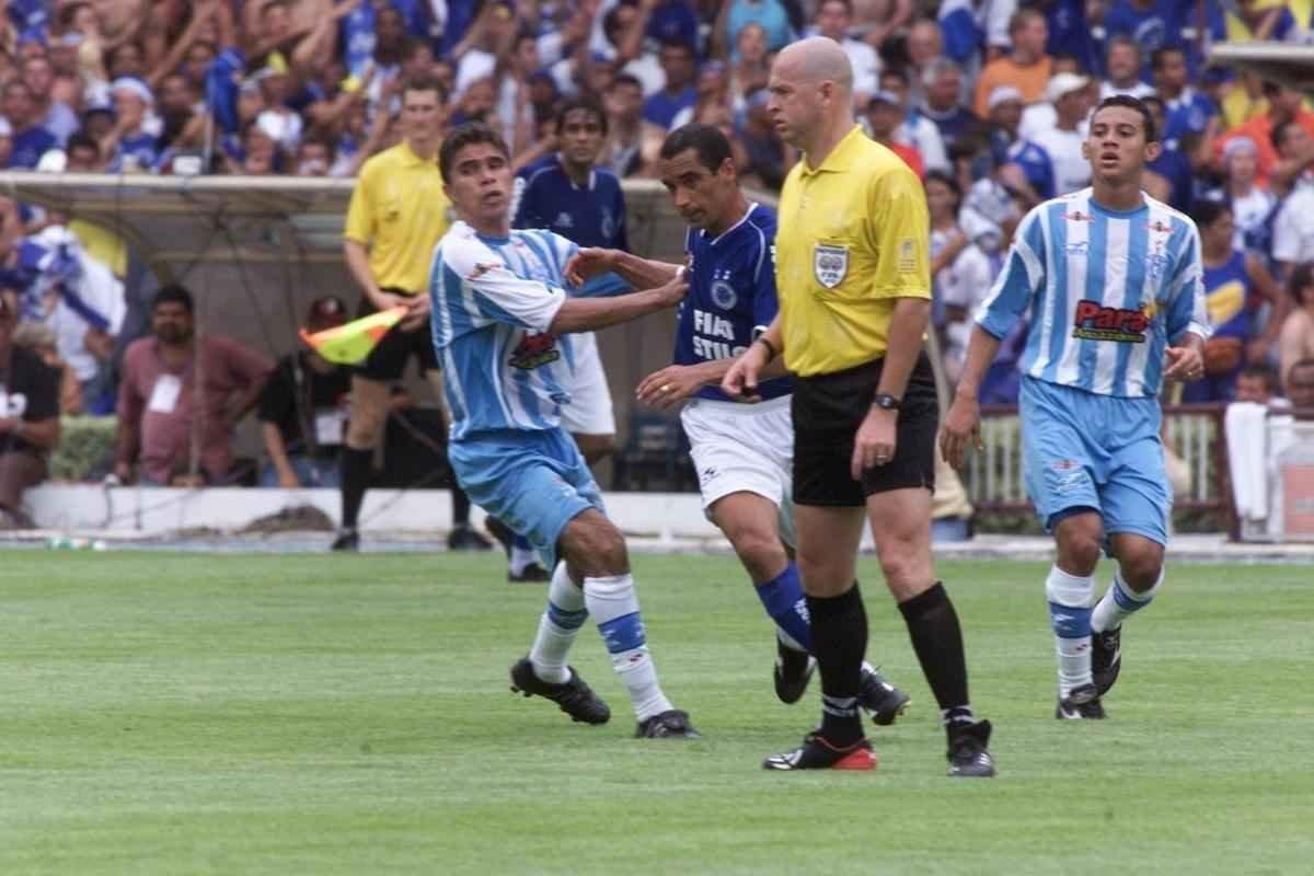 Em 30 de novembro de 2003, Cruzeiro derrotou o Paysandu por 2 a 1, no Mineiro, pela 44 rodada, e confirmou o ttulo brasileiro de forma antecipada. Zinho, no primeiro tempo, e Mota, no segundo, marcaram os gols celestes. Aldrovani descontou para o Papo. Depois do apito final, uma grande festa tomou conta do gramado e das arquibancadas. 