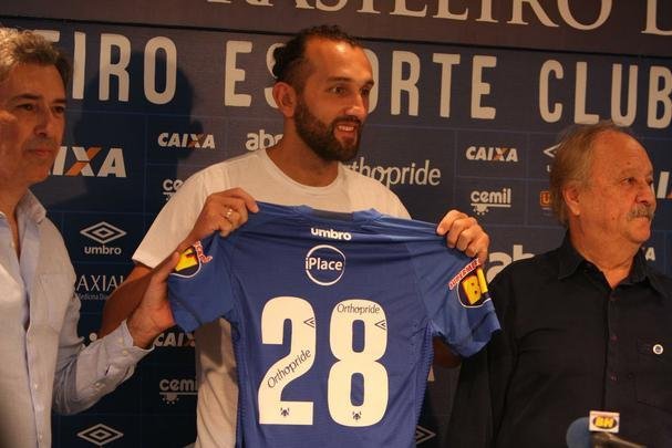 Atacante Barcos, o 'Pirata', vestiu a camisa 28 do Cruzeiro e falou sobre desejo de conquistar muitos ttulos