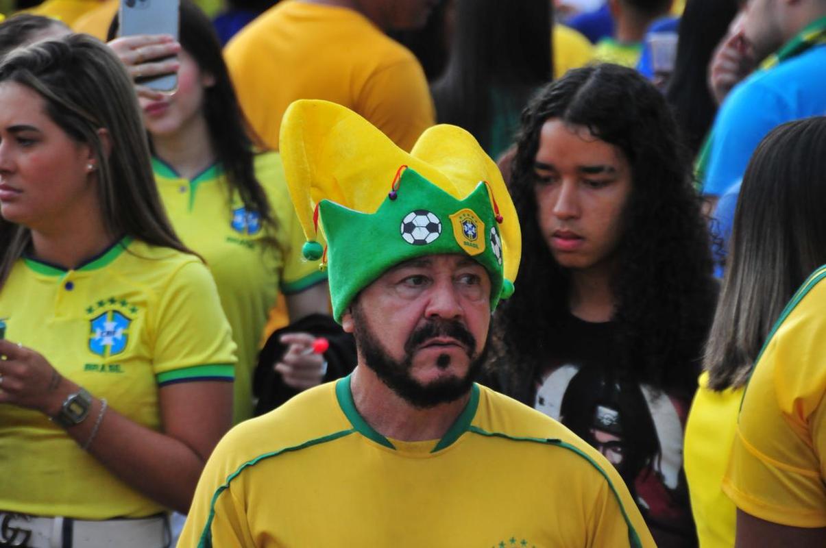 Movimento na Rua Alberto Cintra, em BH, durante jogo do Brasil contra a Srvia, pela abertura da Copa do Mundo do Catar