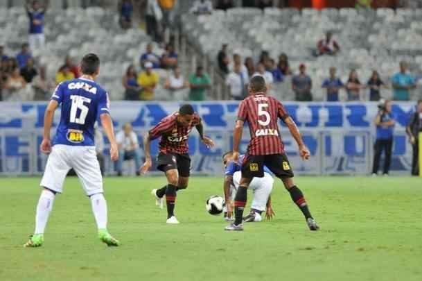 Cruzeiro e Atltico-PR jogaram no Mineiro pela terceira rodada do Grupo C da Primeira Liga