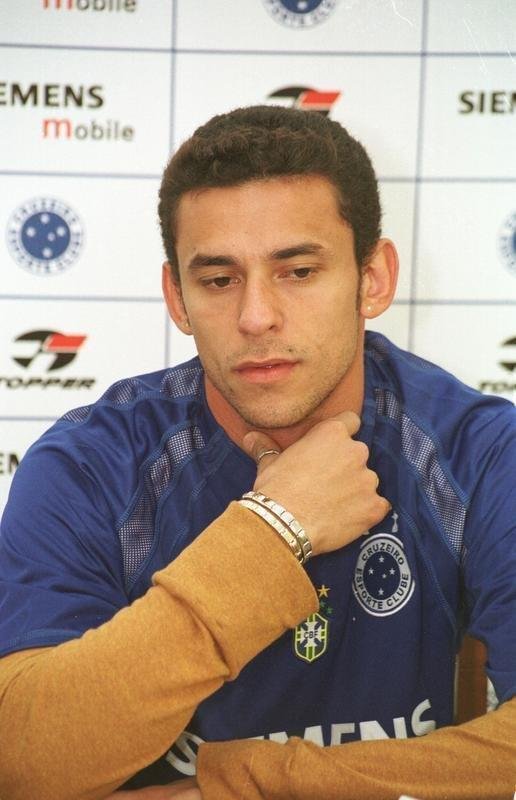 Apresentao de Fred como reforo do Cruzeiro em 20 de julho de 2004. Atacante recebeu camisa do ento presidente Alvimar de Oliveira Costa