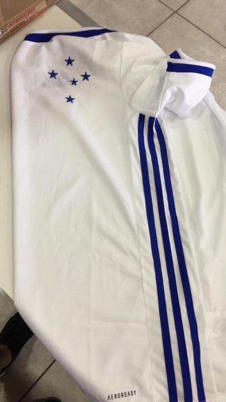 Camisa branca do Cruzeiro fabricada pela Adidas