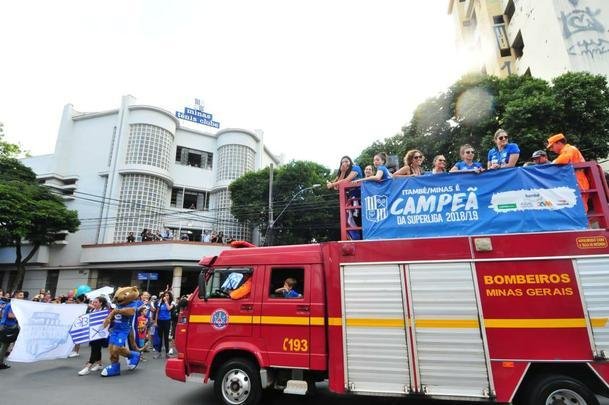 Jogadoras do Minas desfilam em carro aberto pelas ruas de Belo Horizonte após conquista do tri da Superliga Feminina de Vôlei