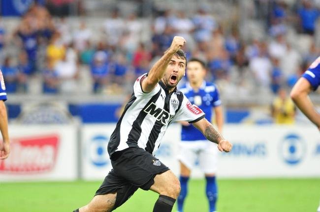 O Cruzeiro perdeu de virada para o Atltico, por 2 a 1, e caiu nas semifinais do Campeonato Mineiro de 2015. O centroavante Lucas Pratto garantiu a vitria alvinegra ao balanar a rede aos 44 minutos do segundo tempo. Foi dele tambm o primeiro gol atleticano, aos 10. O uruguaio Arrascaeta marcou para a Raposa aos 11 da etapa inicial.