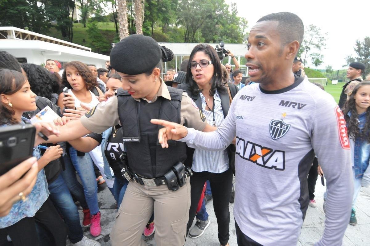 Robinho recebeu carinho de crianas do grupo Vibrante Mirim, de Ibirit-MG, que tem parceria com a PM