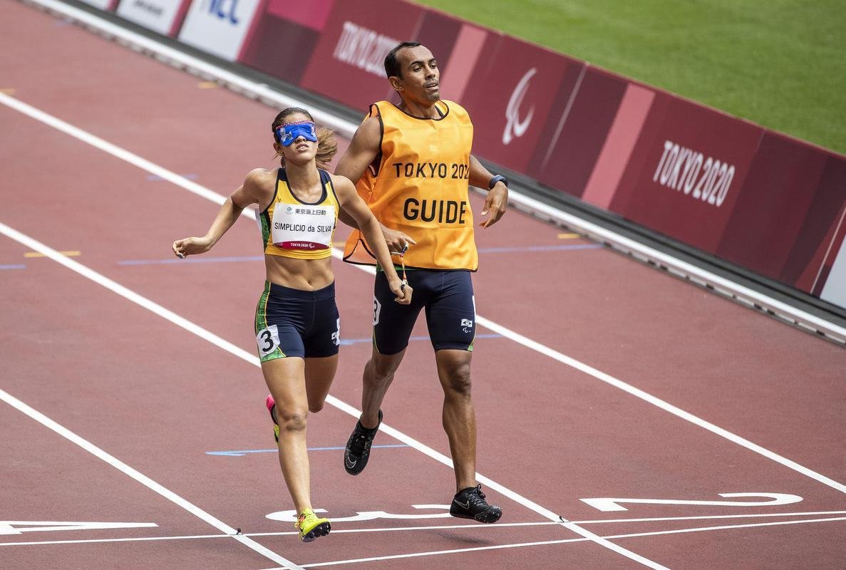 Thalita Simplcio faturou duas pratas: nos 400m e nos 200m da classe T11 do atletismo em Tquio