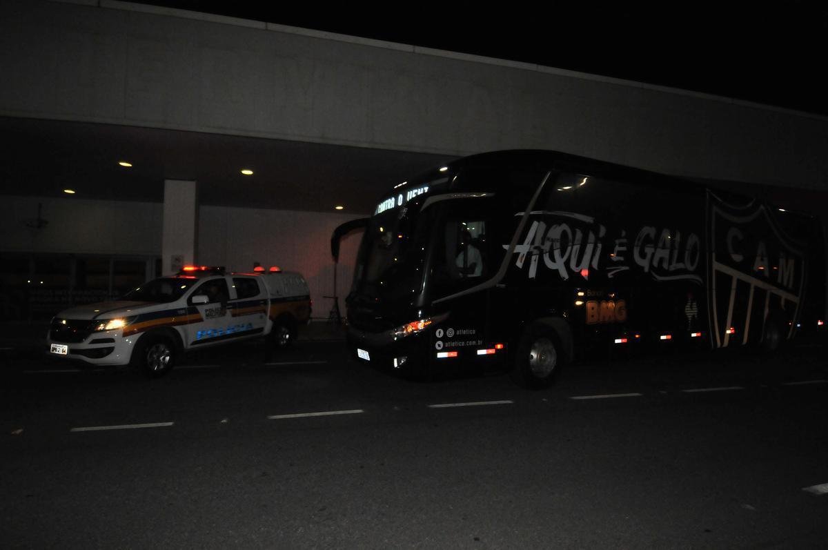 Jogadores do Atltico desembarcaram nesta quinta-feira, em Confins, na Grande Belo Horizonte, aps eliminao vexatria para Afogados-PE na Copa do Brasil. Demitidos, tcnico Rafael Dudamel, diretor de futebol Rui Costa e gerente de futebol Marques estavam junto com a delegao, mas no concederam entrevista.