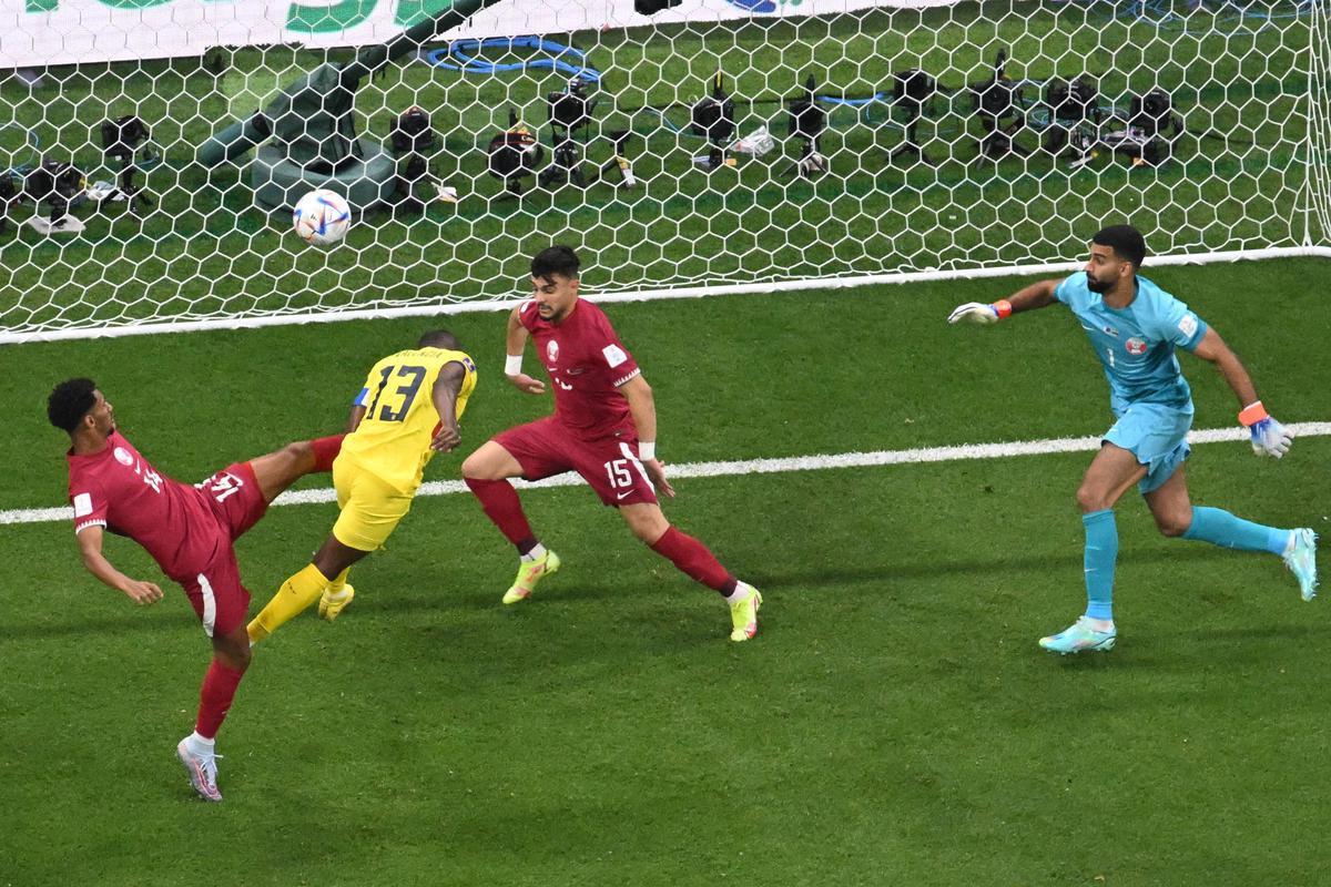 Enner Valencia marcou este gol de cabea, mas VAR anulou aps constatar impedimento.