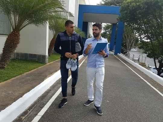 Reforo para o ataque do Cruzeiro, argentino Ramn bila chegou a Belo Horizonte nesta segunda-feira para realizar exames mdicos e assinar contrato. Jogador conheceu dependncias da Toca da Raposa II e teve o primeiro contato com o tcnico Paulo Bento (fotos: Cruzeiro/Divulgao)