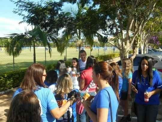 No Dia Internacional da Mulher, o Cruzeiro levou 50 sócias do futebol para conhecer a Toca da Raposa II. Nesta terça-feira, as torcedoras foram recebidas com café da tarde, ganharam produtos de beleza e aproveitaram para pegar autógrafos e tirar fotos com jogadores. Nesta quarta, o clube celeste levará mulheres em tratamento contra o câncer ao jogo contra o Atlético-PR, às 19h30, no Mineirão. Elas ficarão em um setor privilegiado do estádio.