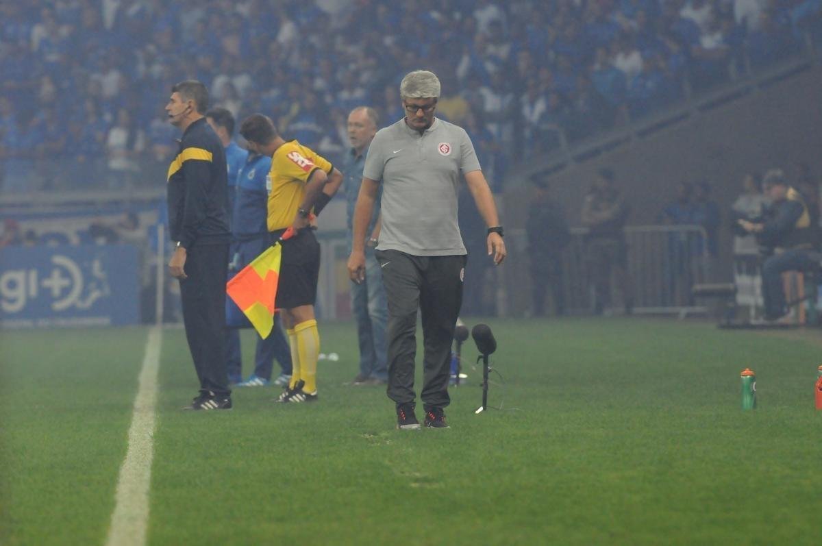 Fotos do primeiro tempo do duelo entre Cruzeiro e Internacional, no Mineiro, pela semifinal da Copa do Brasil