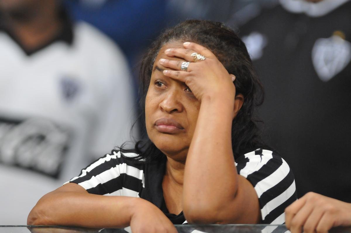 Fotos de tristeza e decepo dos torcedores atleticanos com a eliminao da Copa Sul-Americana para o Coln, no Mineiro. Galo perdeu nos pnaltis por 4 a 3