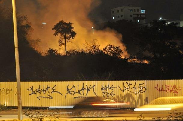 Chamas se alastraram pelo terreno onde ser erguido o estdio do Atltico 
