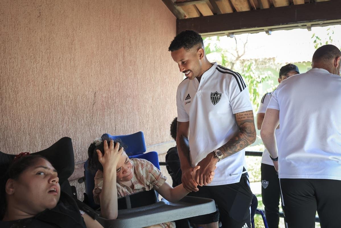 Jogadores do Atltico visitam Ncleo Assistencial Caminhos para Jesus