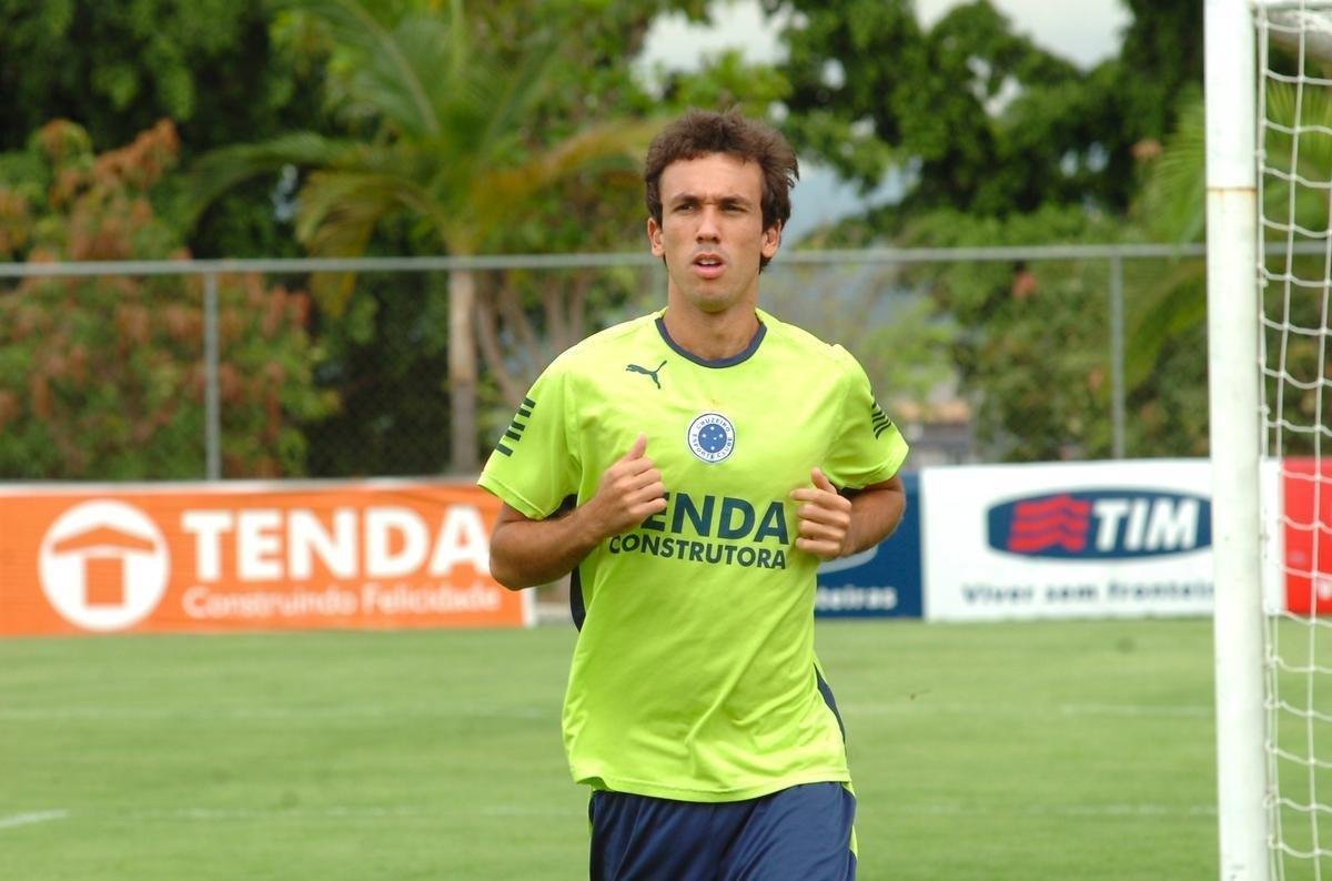 Thiago Ribeiro (2008): oficializado como reforo do Cruzeiro em 29 de agosto de 2008, o ex-atacante do So Paulo demorou a emplacar na Toca da Raposa II. No primeiro ano, marcou apenas trs gols. Na segunda temporada, foram 10 bolas na rede. J em 2010, Thiago Ribeiro conseguiu a artilharia do elenco, com 23 gols. Despediu-se em 2011, com 49 gols em 147 partidas em trs anos e meio de clube.