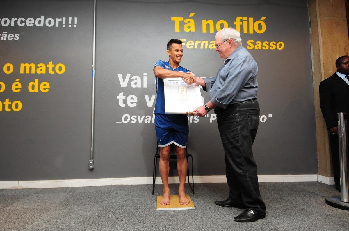 Henrique foi homenageado antes da partida contra o Atltico-PR