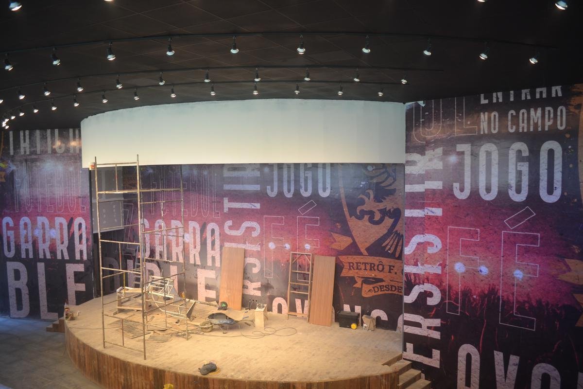 Centro de convenes para 1.500 pessoas tem arquibancada, camarote e janelo para o gramado e ser inaugurado neste sbado