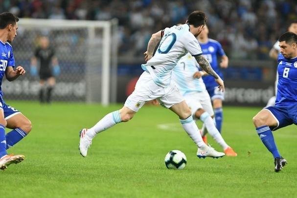 Fotos do duelo entre Argentina e Paraguai, no Mineiro, pela Copa Amrica