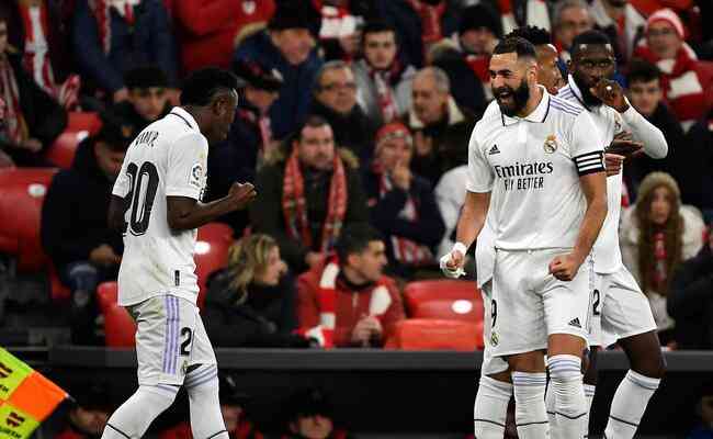 Vini Jr. e Benzema comemoram primeiro gol do Real Madrid, marcado pelo atacante francs