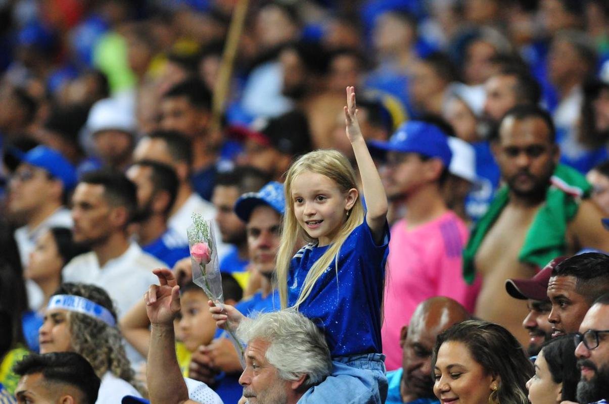 Fotos da torcida do Cruzeiro no Mineiro na partida contra o Ituano pela Serie B. Foi o primeiro encontro dos cruzeirenses com o time aps a confirmao do ttulo nacional