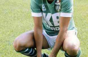 Michel Platini, um dos grandes jogadores de futebol do planeta e ex-presidente da UEFA, utilizou uniformes fabricados pela nova parceira do Atltico quando jogava pelo Saint-tienne.