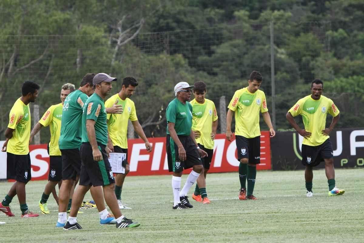 O elenco do Amrica se reapresentou para a temporada 2015 na tarde desta segunda-feira, no CT Lanna Drumond. Depois de reunio com integrantes do conselho de administrao, os jogadores foram para um campo secundrio, onde realizaram o primeiro trabalho com bola. O gramado principal passa por reformas.