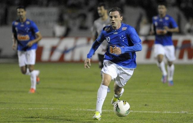 Montillo: o Santos pagou 6 milhes de euros pelos 60% dos direitos econmicos que o Cruzeiro tinha do armador argentino e ainda cedeu o volante Henrique. O valor lquido da transferncia foi de R$ 16,2 milhes.