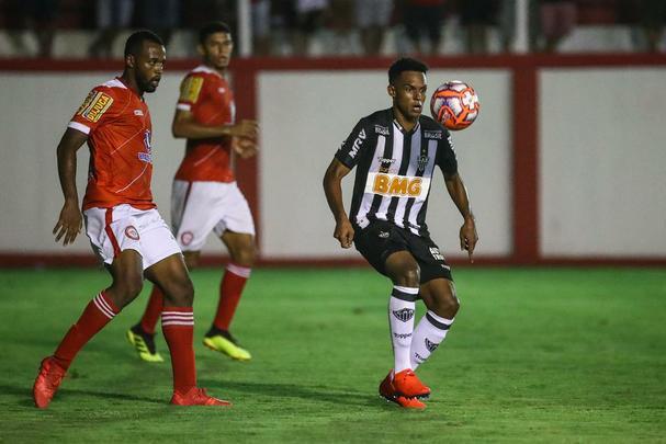 Veja imagens do jogo entre Tombense e Atltico