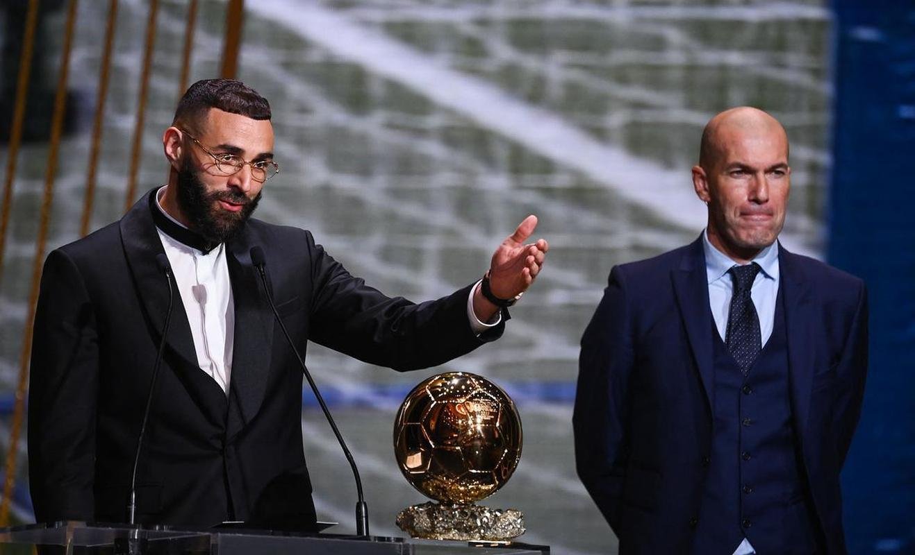 Karim Benzema recebe prmio Bola de Ouro, da Revista France Football, como melhor do mundo na temporada 2021/22. 