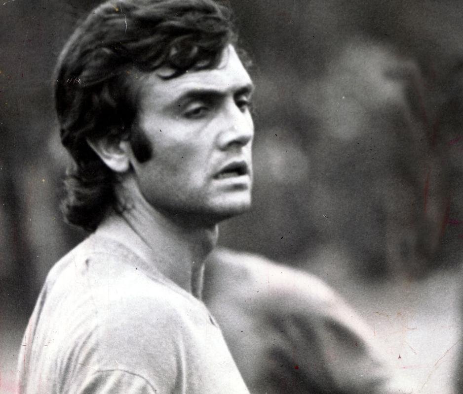 O zagueiro argentino Roberto Perfumo  o quarto estrangeiro com mais jogos pelo Cruzeiro. Entre 1971 e 1974, ele fez 141 partidas e marcou seis gols.