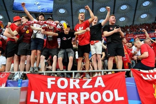 Torcidas de Real Madrid e Liverpool encheram o estádio Olímpico, de Kiev, na final da Champions