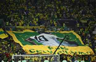 Camares x Brasil: Torcida do Brasil homenageia Pel com bandeira 