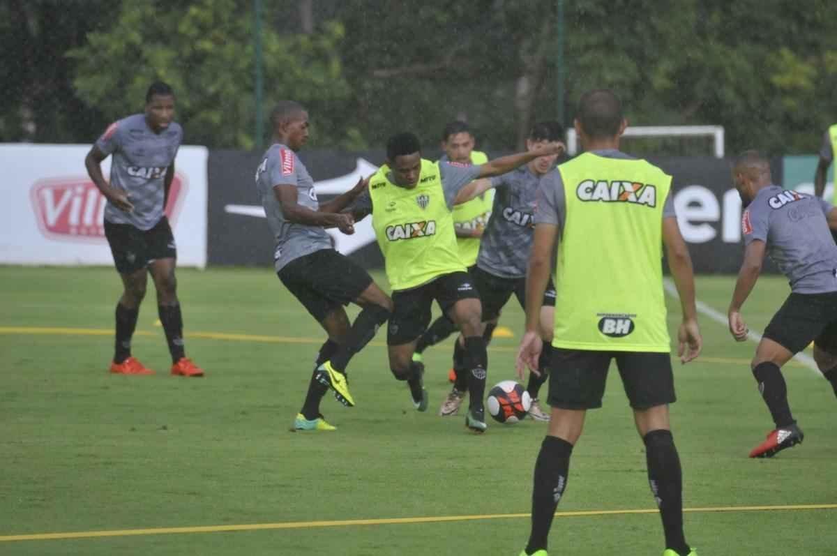 Volante Elias participou nesta quinta-feira do seu primeiro treino como jogador do Atltico. Roger Machado comandou uma atividade com bola utilizando atletas que no jogaram ou atuaram pouco diante do Cruzeiro
