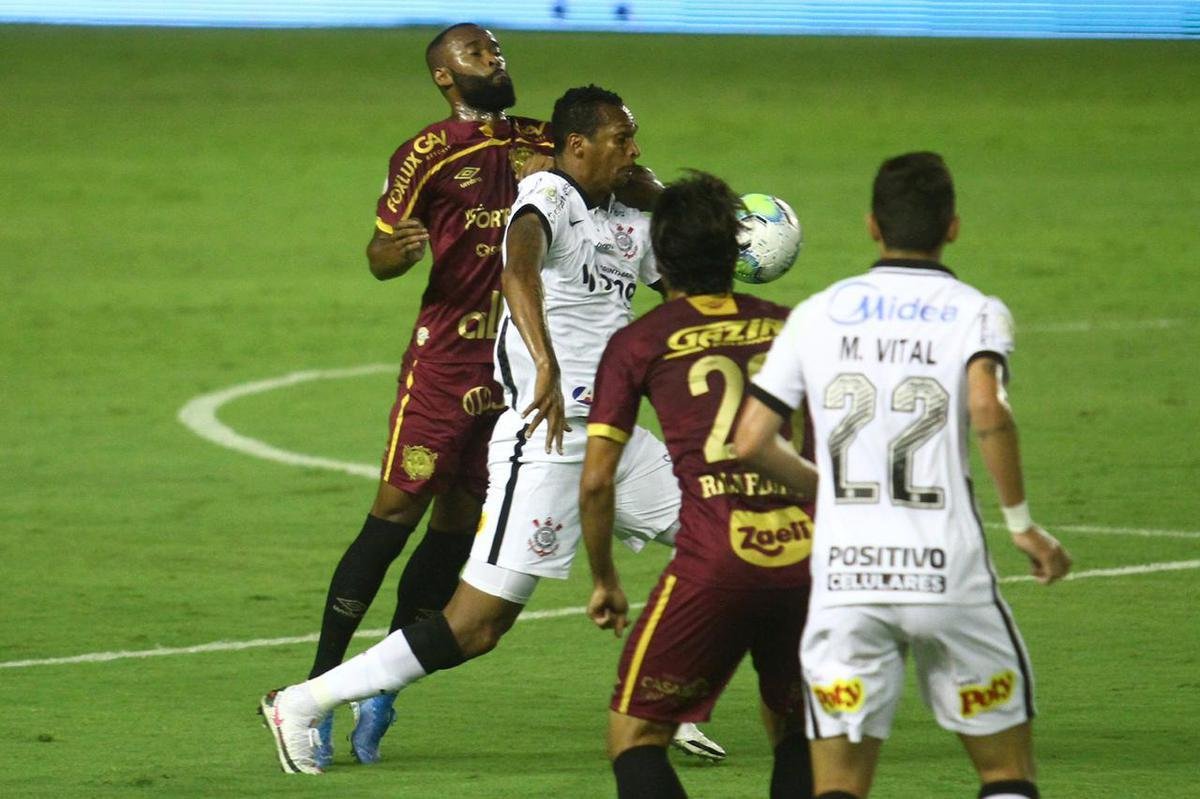 Com gol do zagueiro Maidana, de pênalti, Sport venceu o Corinthians em casa e deu um salto importante na tabela de classificação da Série A.