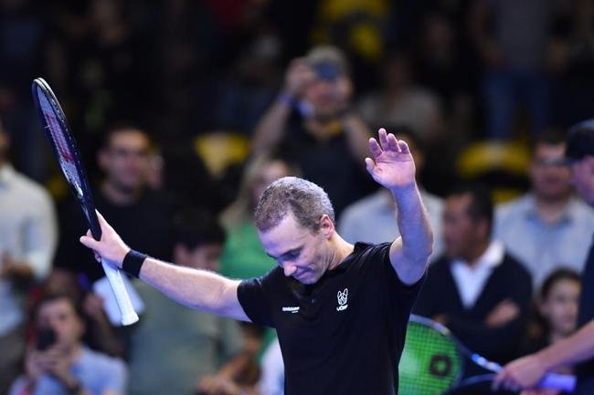 Cercado de amigos, familiares e com carinho do pblico, Bruno Soares se despediu oficialmente do tnis neste sbado (26), no Mineirinho, em BH. Multicampeo, tenista mineiro, de 40 anos, dividiu a quadra com Bob Bryan, Marcelo Melo e Rafael Matos