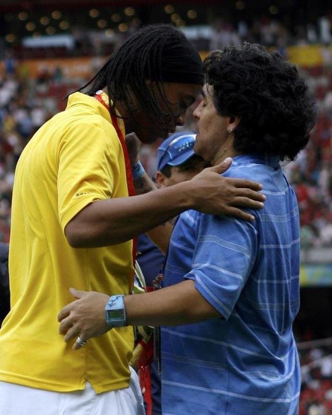 Grandes encontros de Maradona: astro argentino ao lado do brasileiro Ronaldinho Gacho, em 2008, durante os Jogos Olmpicos de Pequim