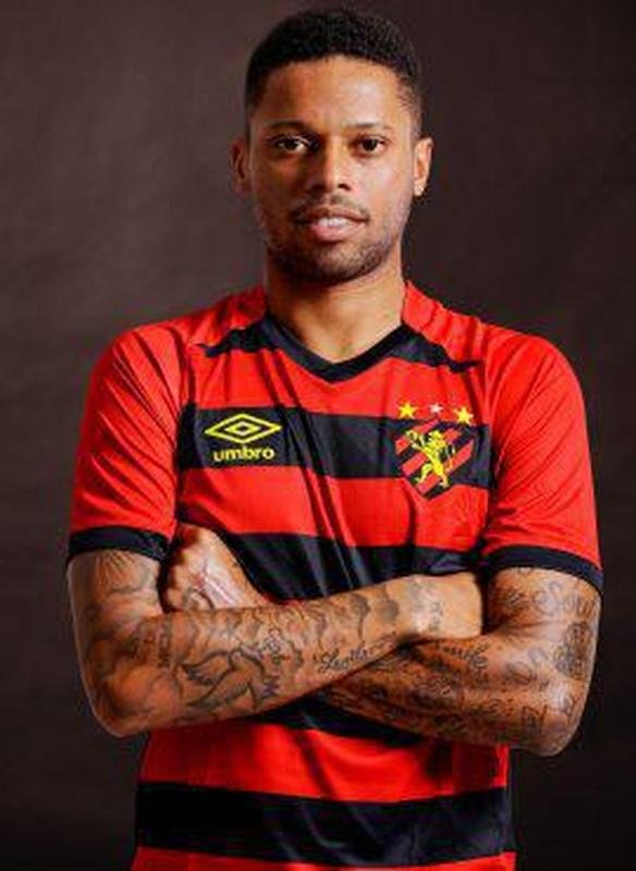 Andr - Atacante de 30 anos chegou ao Atltico em 2011. Entre idas e vindas por emprstimo, teve contrato com o clube alvinegro at 2015. Foram 32 gols em 81 partidas pelo Galo, alm dos ttulos do Campeonato Mineiro de 2012 e 2015 e da Recopa Sul-Americana de 2014. Est em sua terceira passagem pelo Sport. Vai ser reserva contra o Atltico.