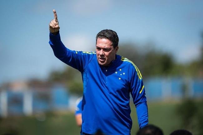Luxemburgo conversou com os jogadores e orientou o time durante o treino
