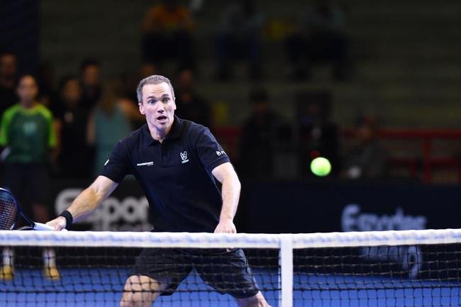 Cercado de amigos, familiares e com carinho do pblico, Bruno Soares se despediu oficialmente do tnis neste sbado (26), no Mineirinho, em BH. Multicampeo, tenista mineiro, de 40 anos, dividiu a quadra com Bob Bryan, Marcelo Melo e Rafael Matos