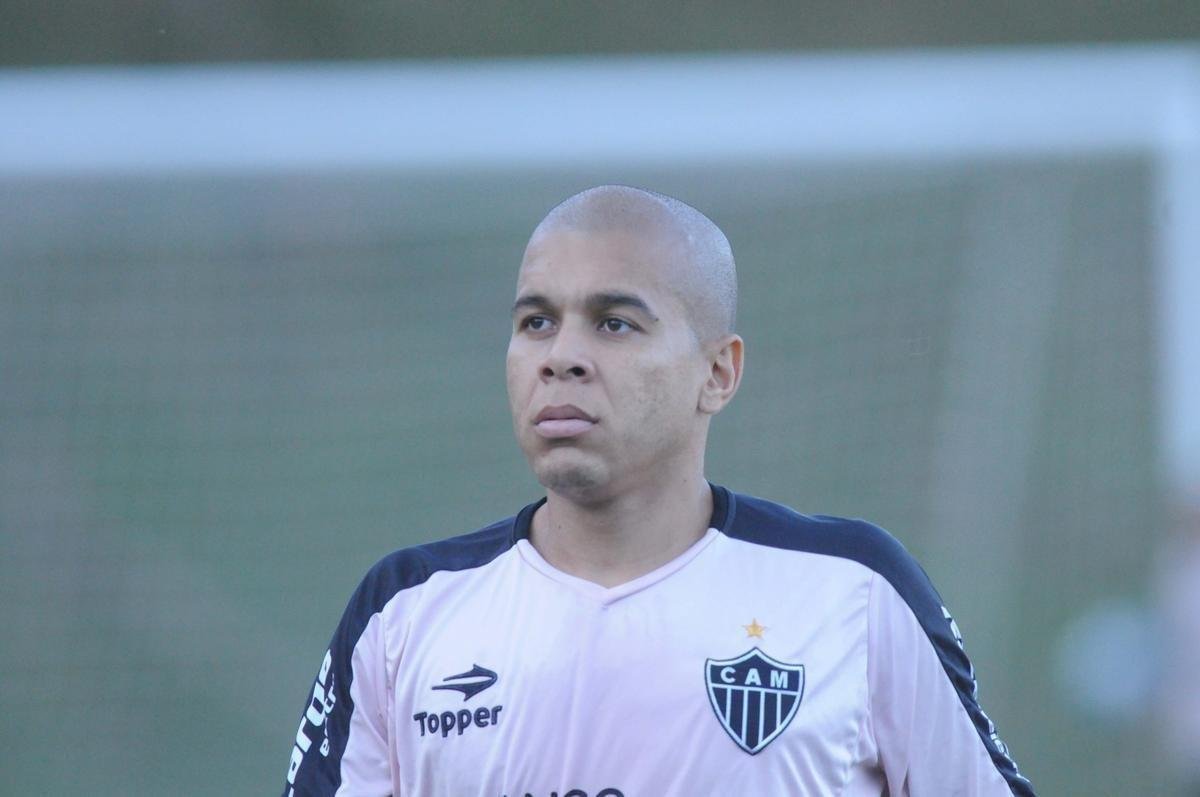 Menos de um ms depois de sair do Cruzeiro, Fernandinho acertou com o Atltico. A passagem durou sete meses. Foram apenas 16 jogos pelo clube.