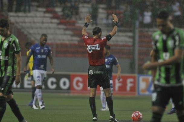 Forte chuva atrasou comeo de Amrica x Cruzeiro, no Horto