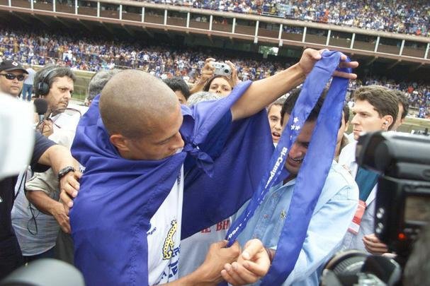 Depois da vitria por 2 a 1 sobre o Paysandu naquele 30 de novembro, no Mineiro, resultado que confirmou o ttulo brasileiro de 2003 com duas rodadas de antecedncia, jogadores do Cruzeiro, comisso tcnica e diretoria promoveram uma grande festa no gramado. Sem a taa oficial da CBF, o elenco deu a volta olmpica com trofus simblicos. Os mais de 75 mil presentes festejaram a indita Trplice Coroa no futebol brasileiro. Antes, o clube celeste j havia conquistado o Campeonato Mineiro de forma invicta e a Copa do Brasil.